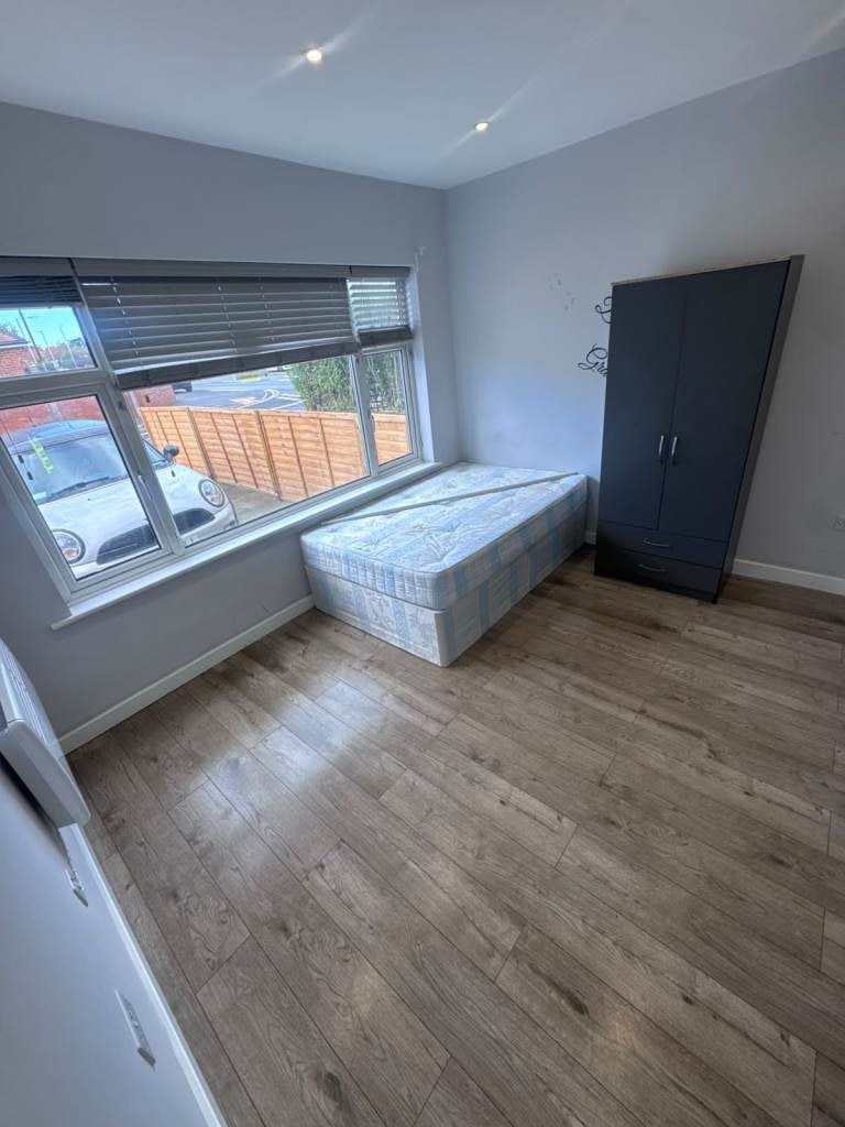 Flat Regent Avenue in Greater London