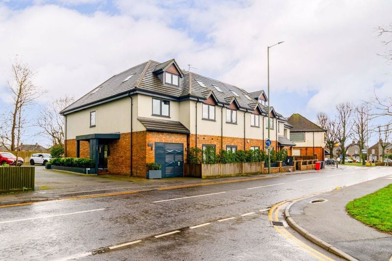 Flat Westhall Road in Warlingham