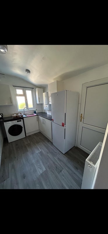 Room Brock Road in Greater London