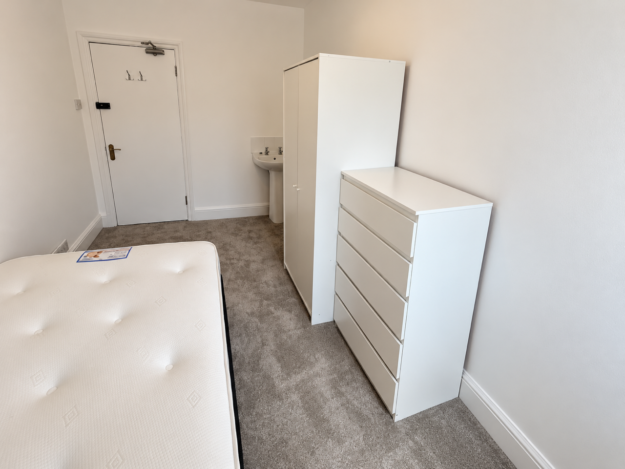 Room Poole Road in Poole