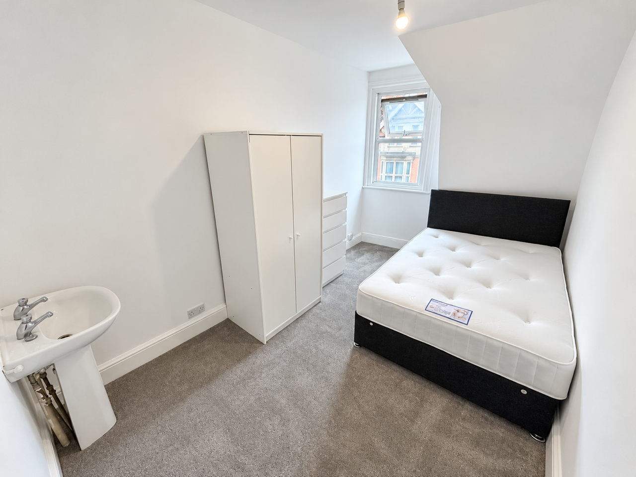 Room Poole Road in Poole
