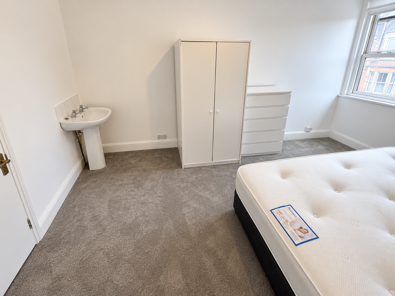 Room Poole Road in Poole
