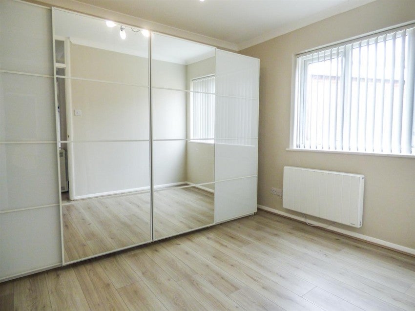 Flat Tyssen Place in South Ockendon