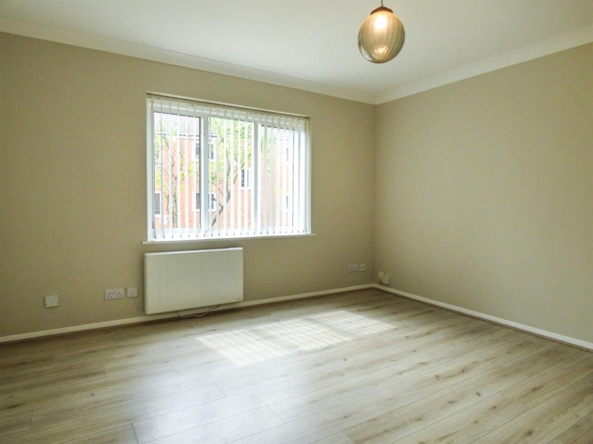 Flat Tyssen Place in South Ockendon