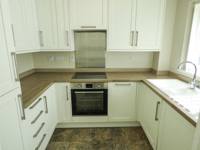 Flat Tyssen Place in South Ockendon