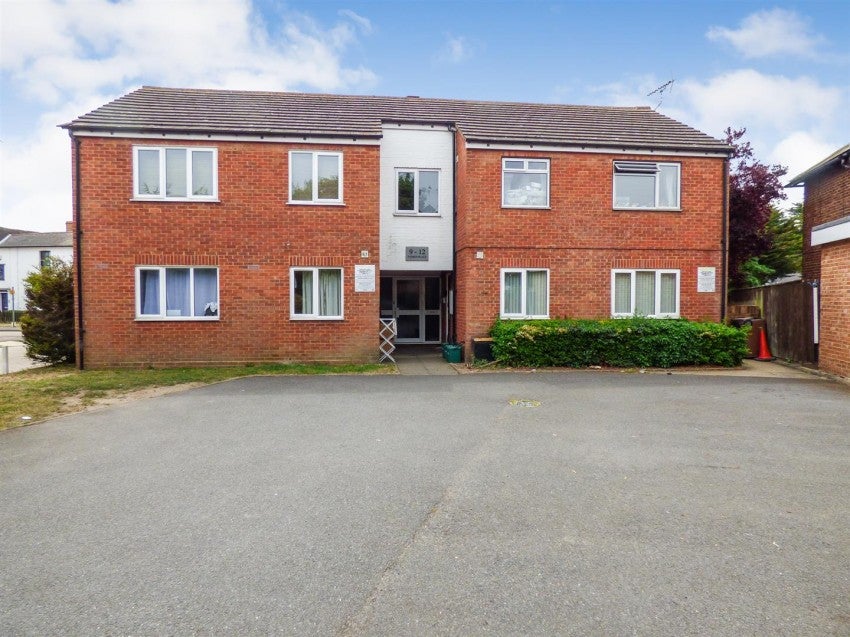 Flat Tyssen Place in South Ockendon