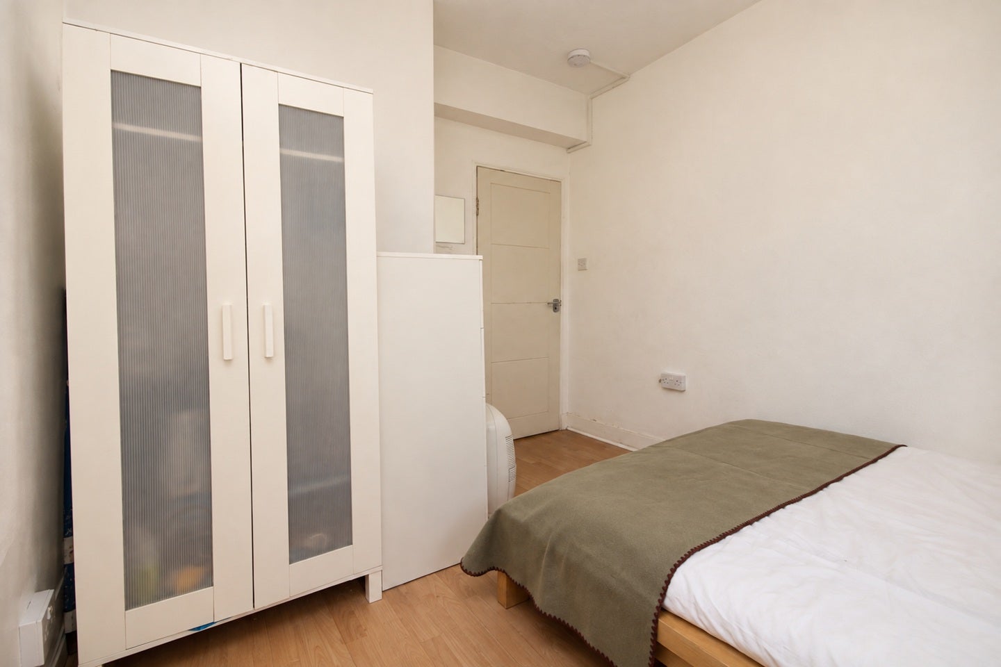 Room Lewis Street in Greater London