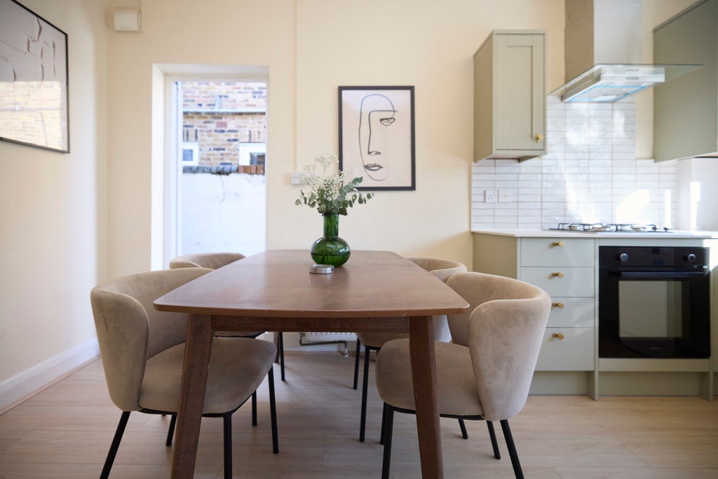 Flat Robson Avenue in Greater London
