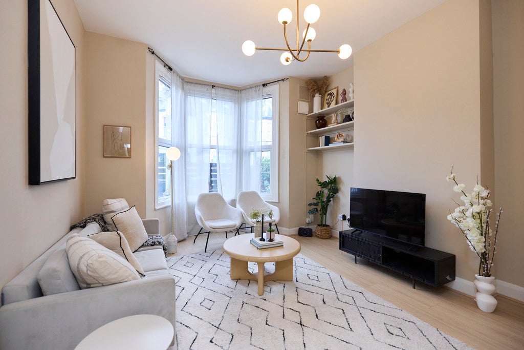 Flat Robson Avenue in Greater London