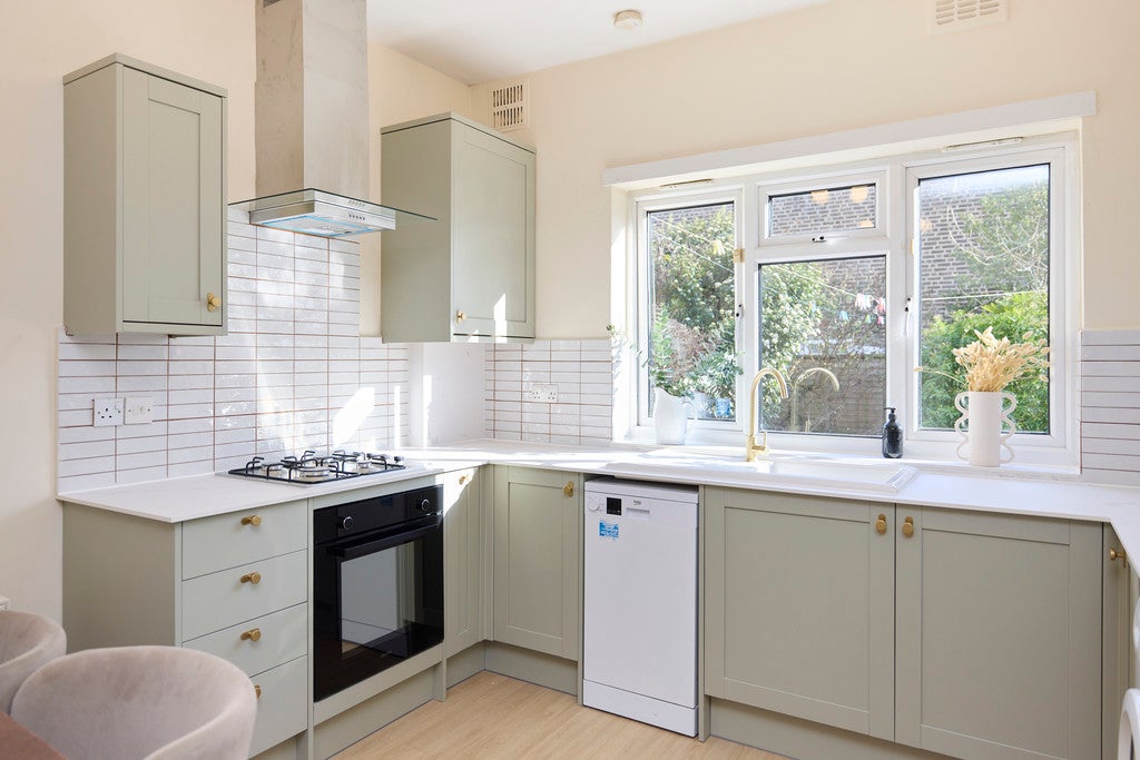 Flat Robson Avenue in Greater London