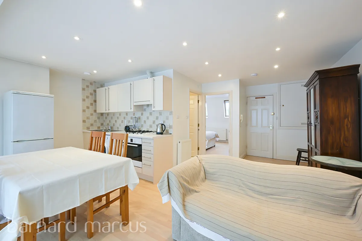 Flat Chiswick High Road in Greater London