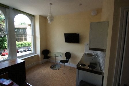 Flat Elmdale Road in Bristol
