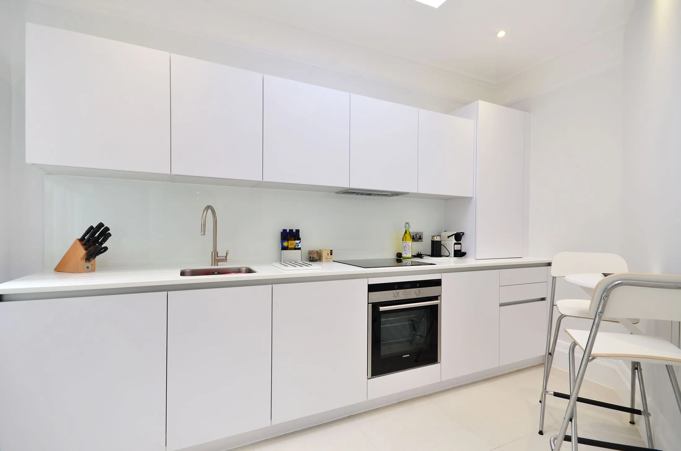 Flat Pembridge Road in Greater London