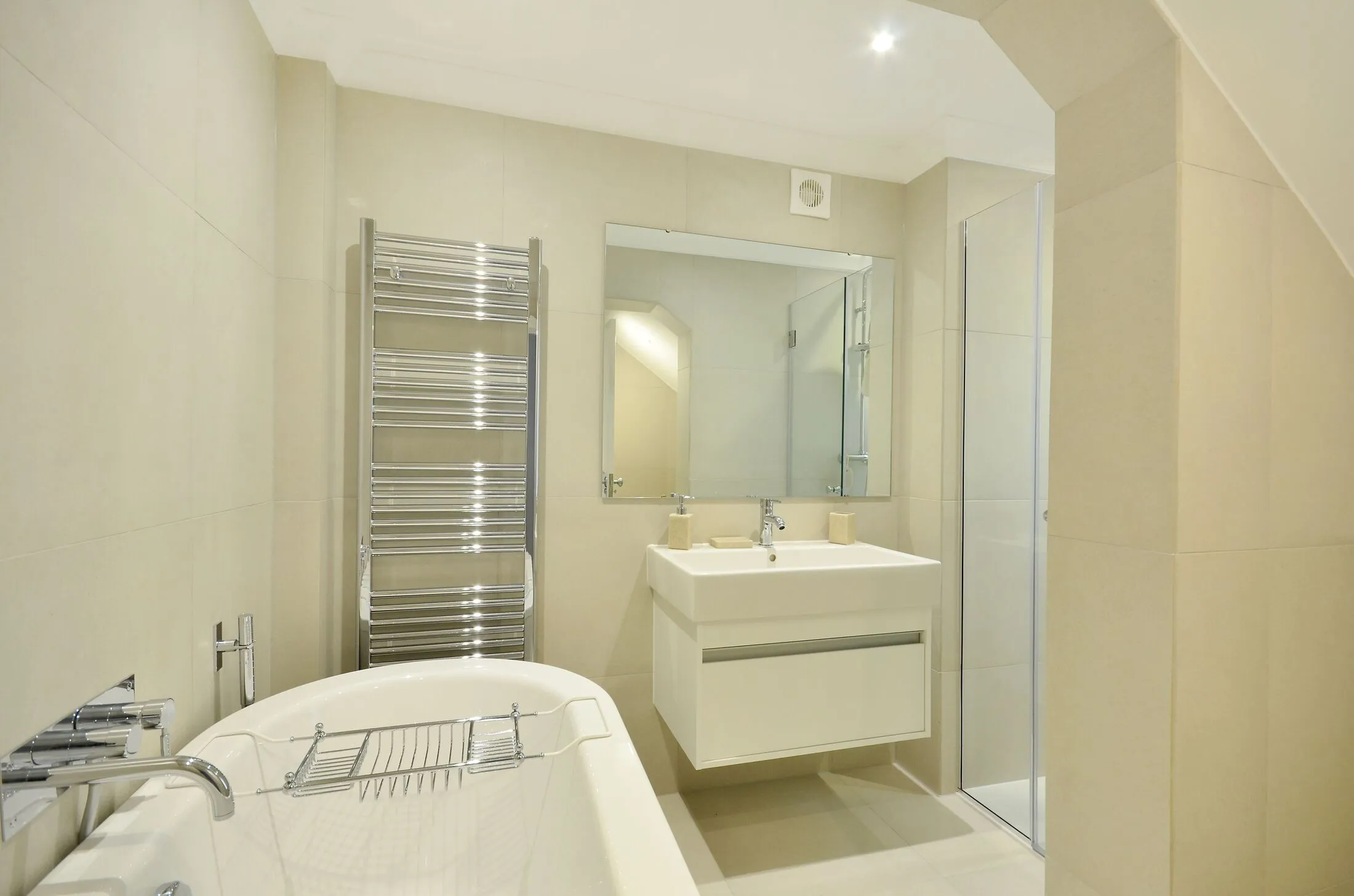 Flat Pembridge Road in Greater London