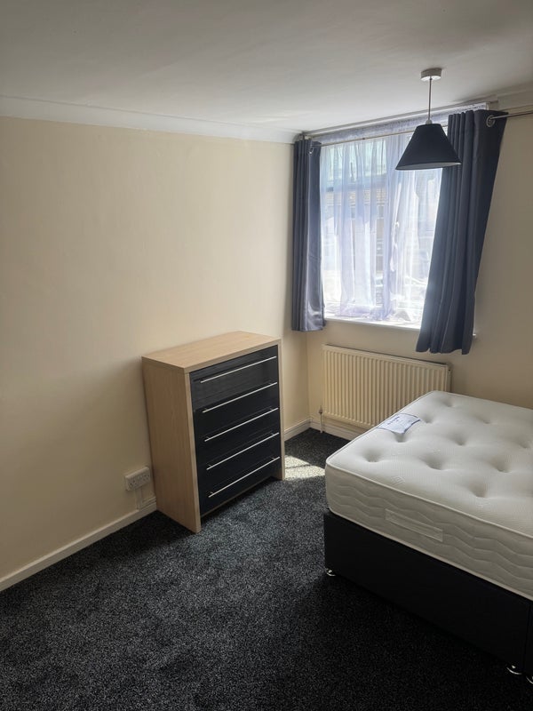 Room Ballards Walk in Basildon