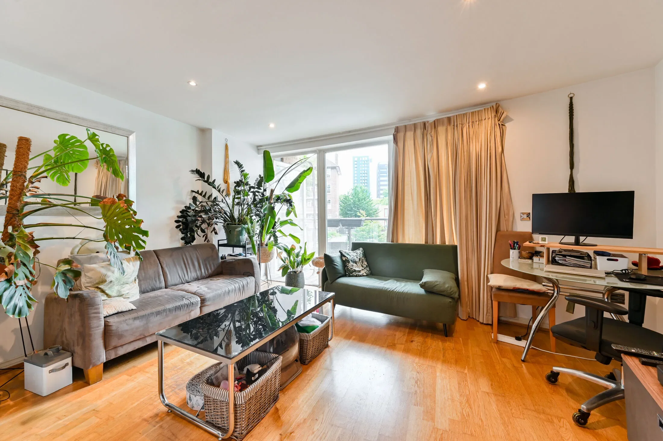 Flat Stewarts Road in Greater London
