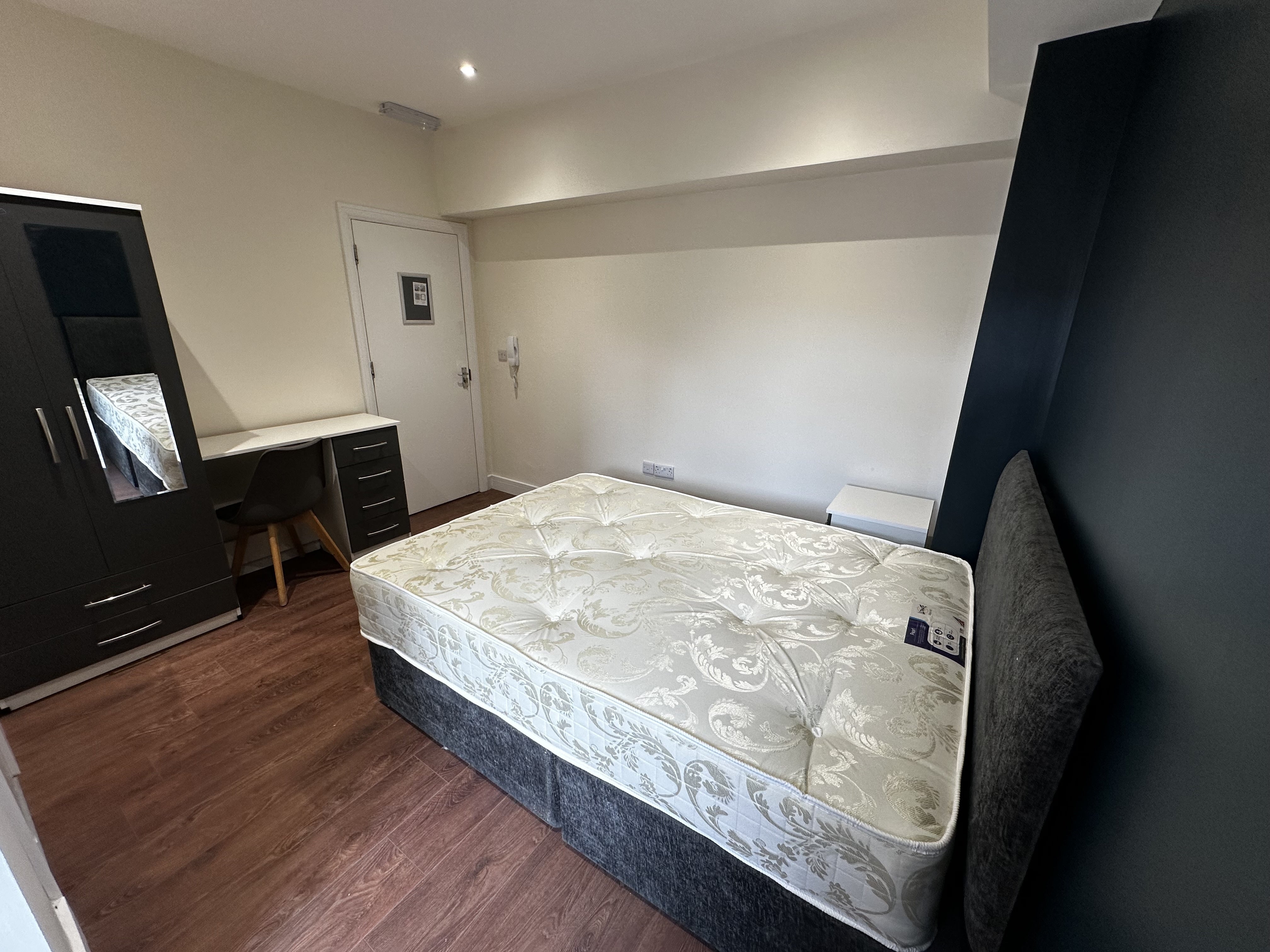 Room Henton Road in Leicester