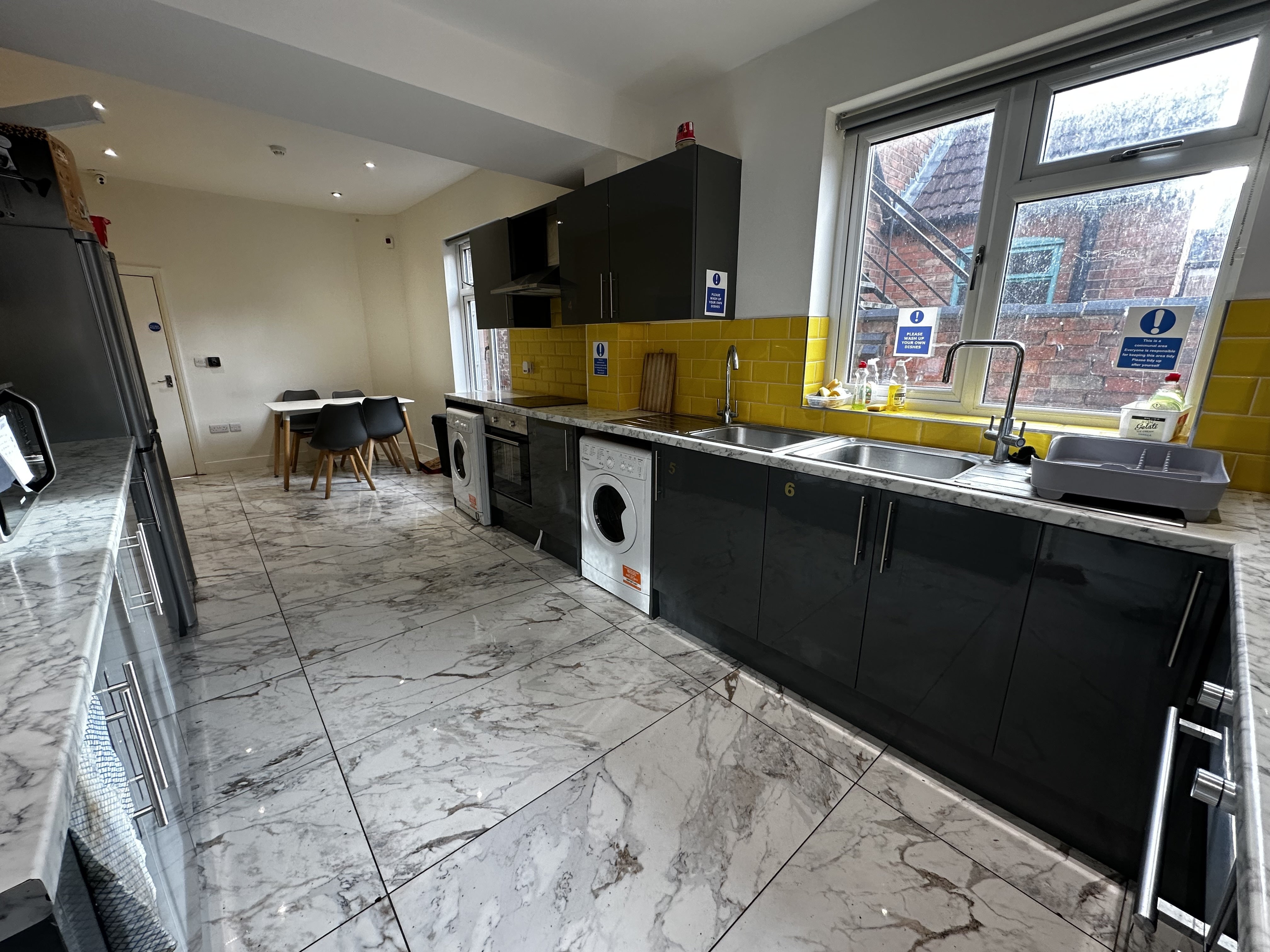 Room Henton Road in Leicester