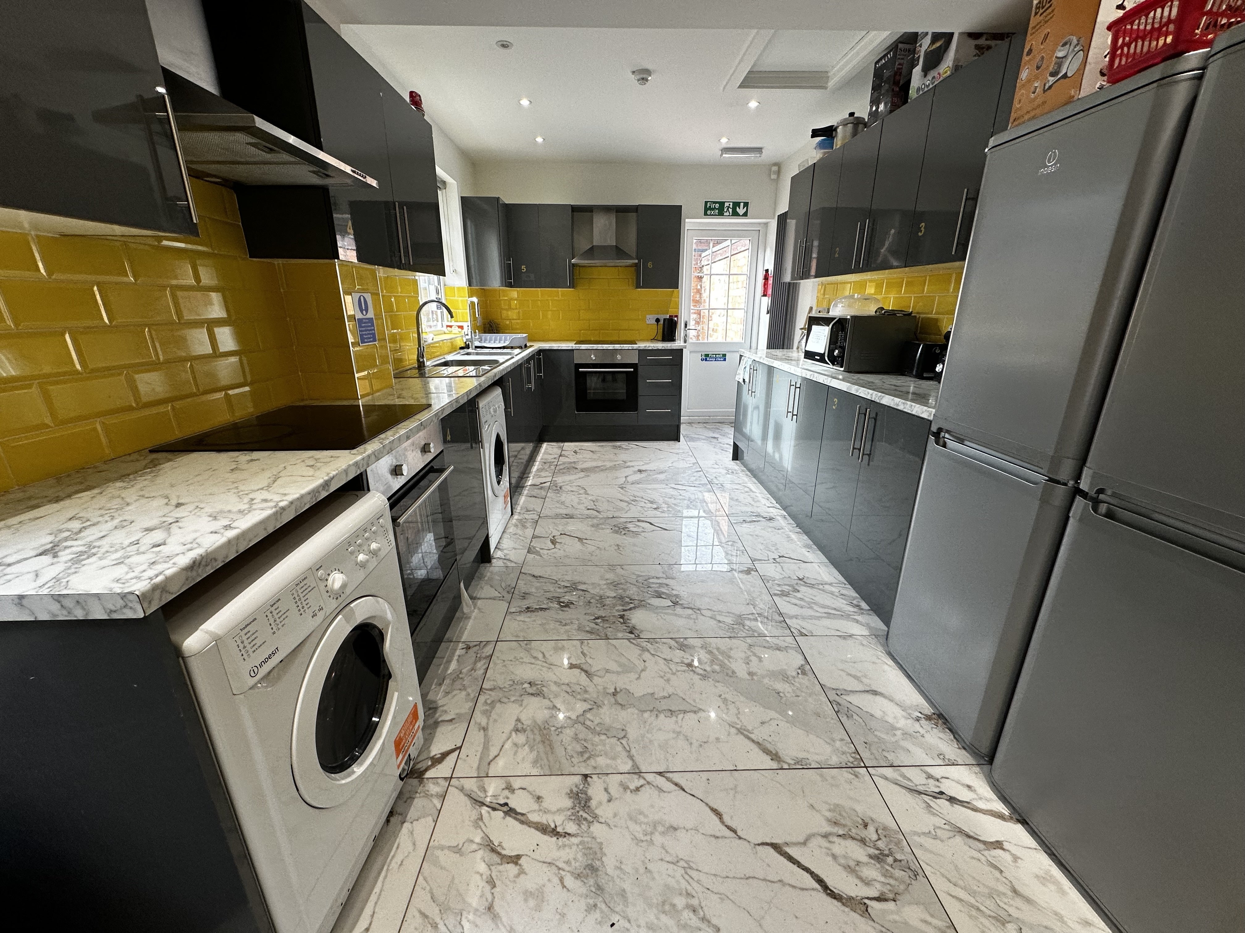 Room Henton Road in Leicester