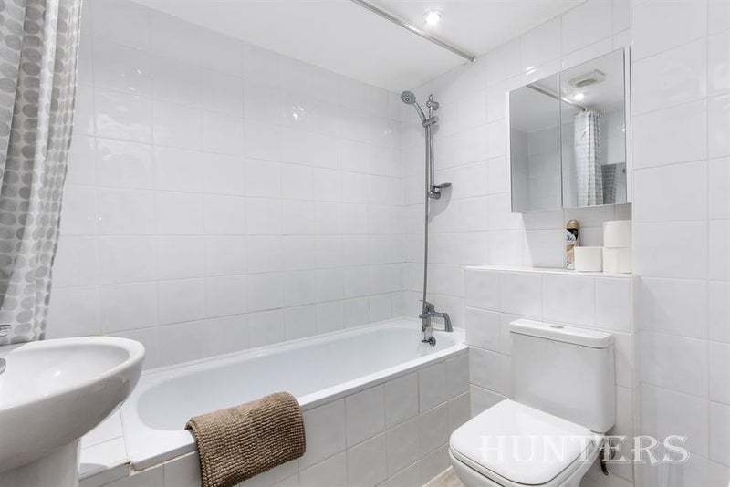 Room Bethwin Road in Greater London
