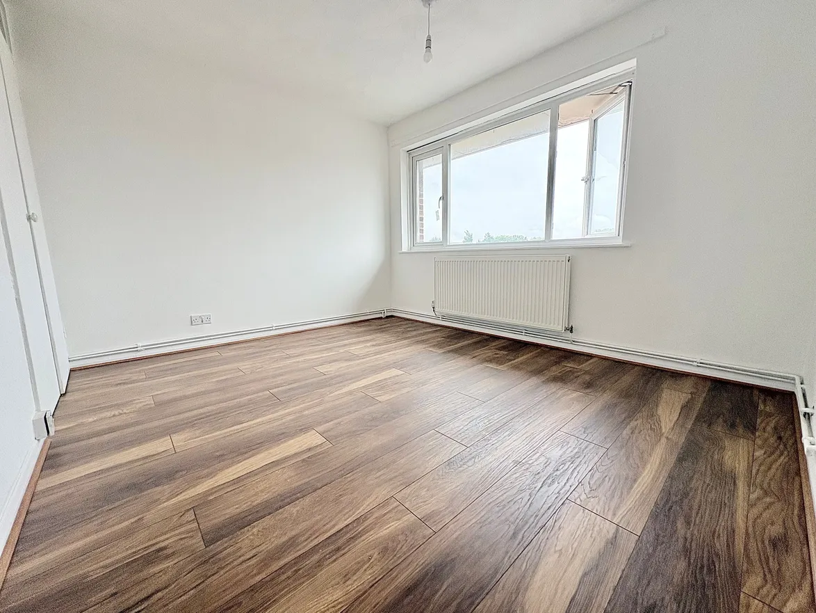 Flat Wakeley Road in Rainham