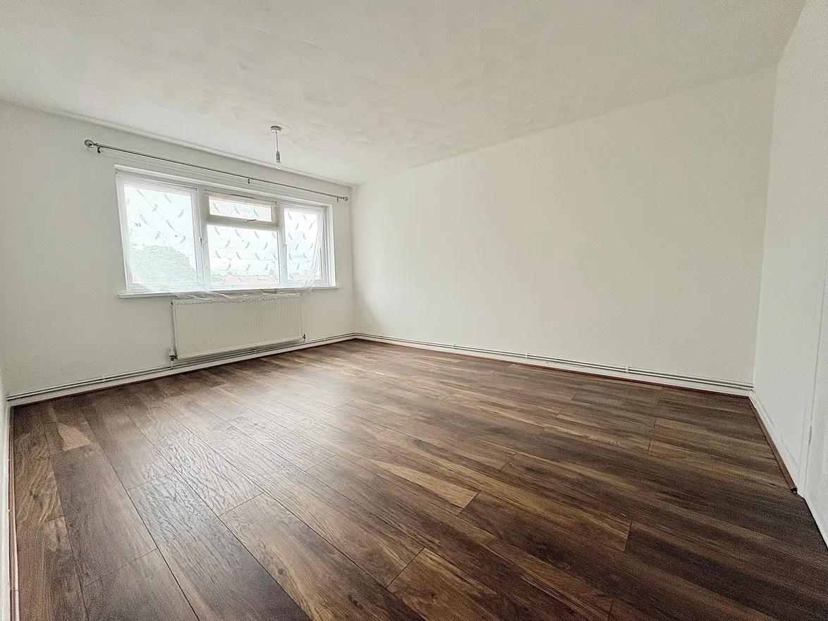 Flat Wakeley Road in Rainham