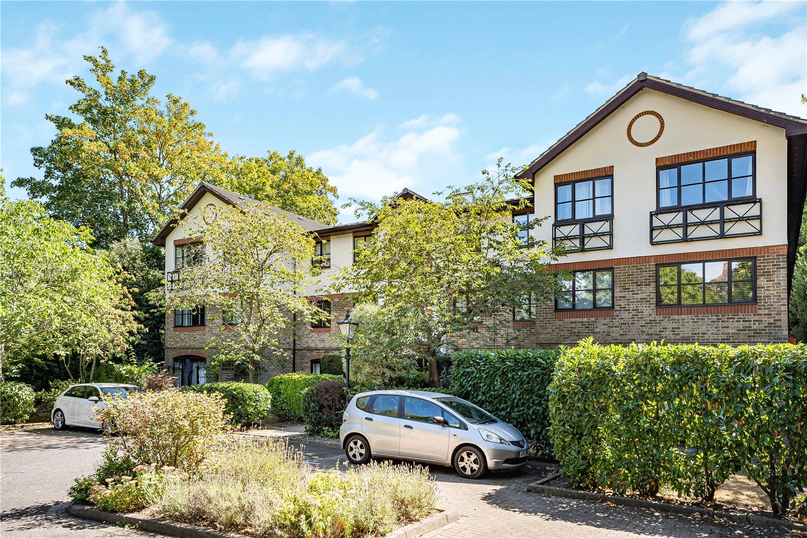 Flat Heathview Court in Greater London