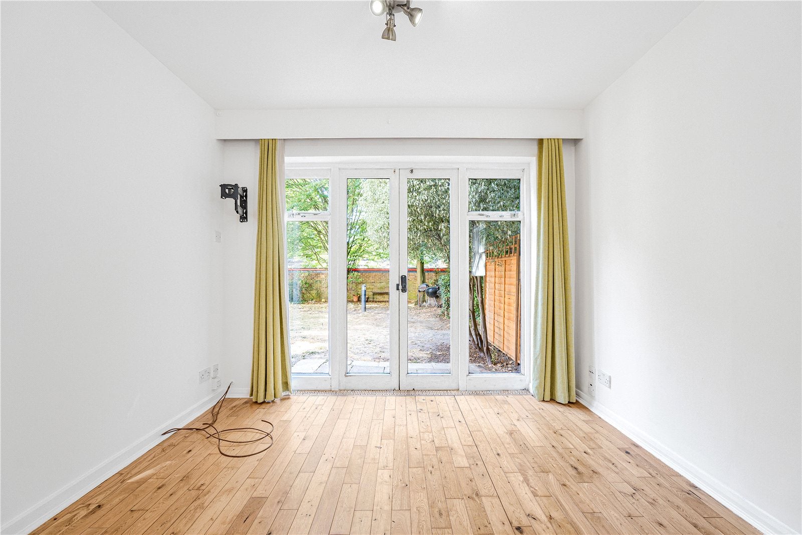 Flat Heathview Court in Greater London