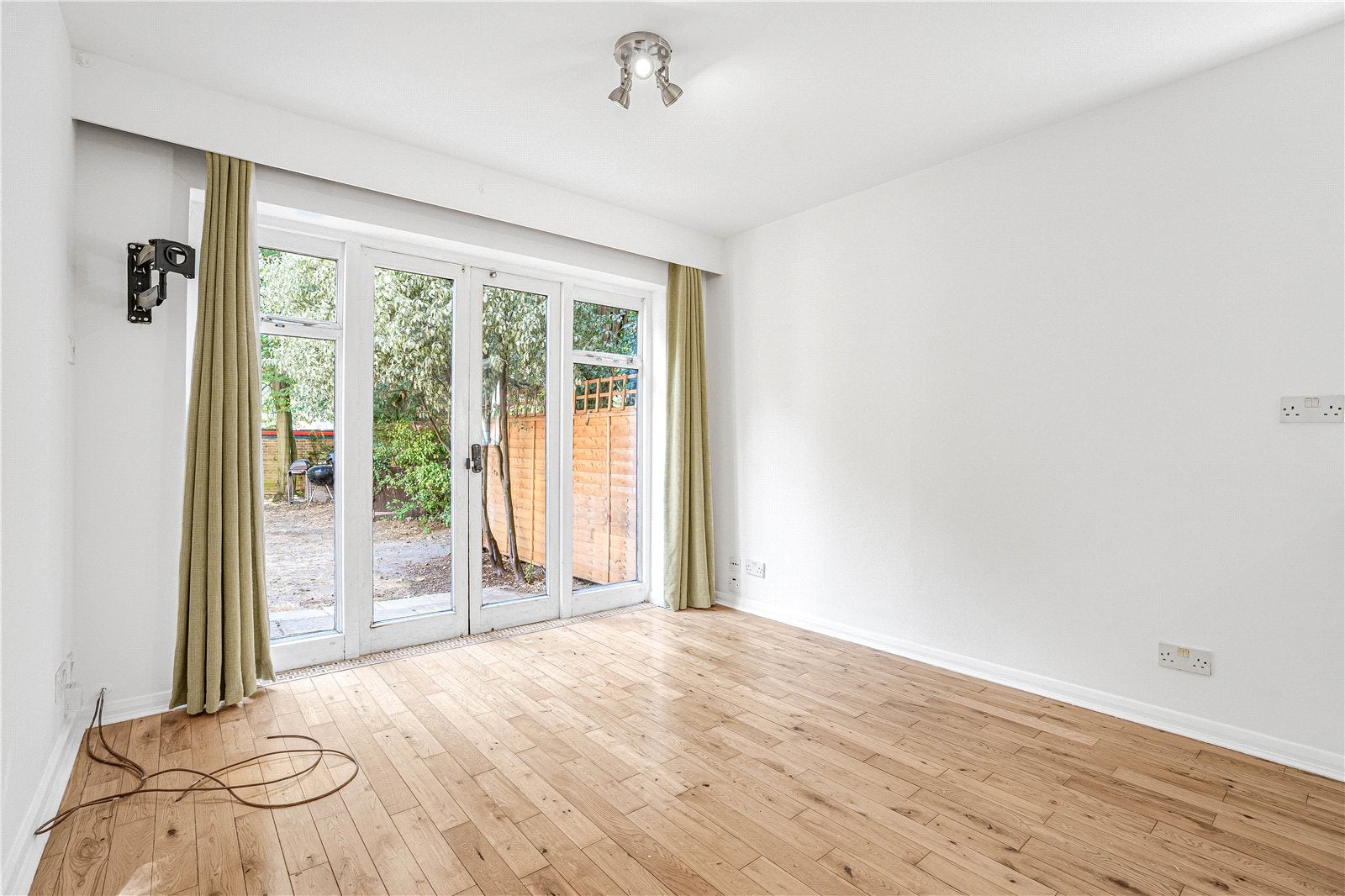 Flat Heathview Court in Greater London