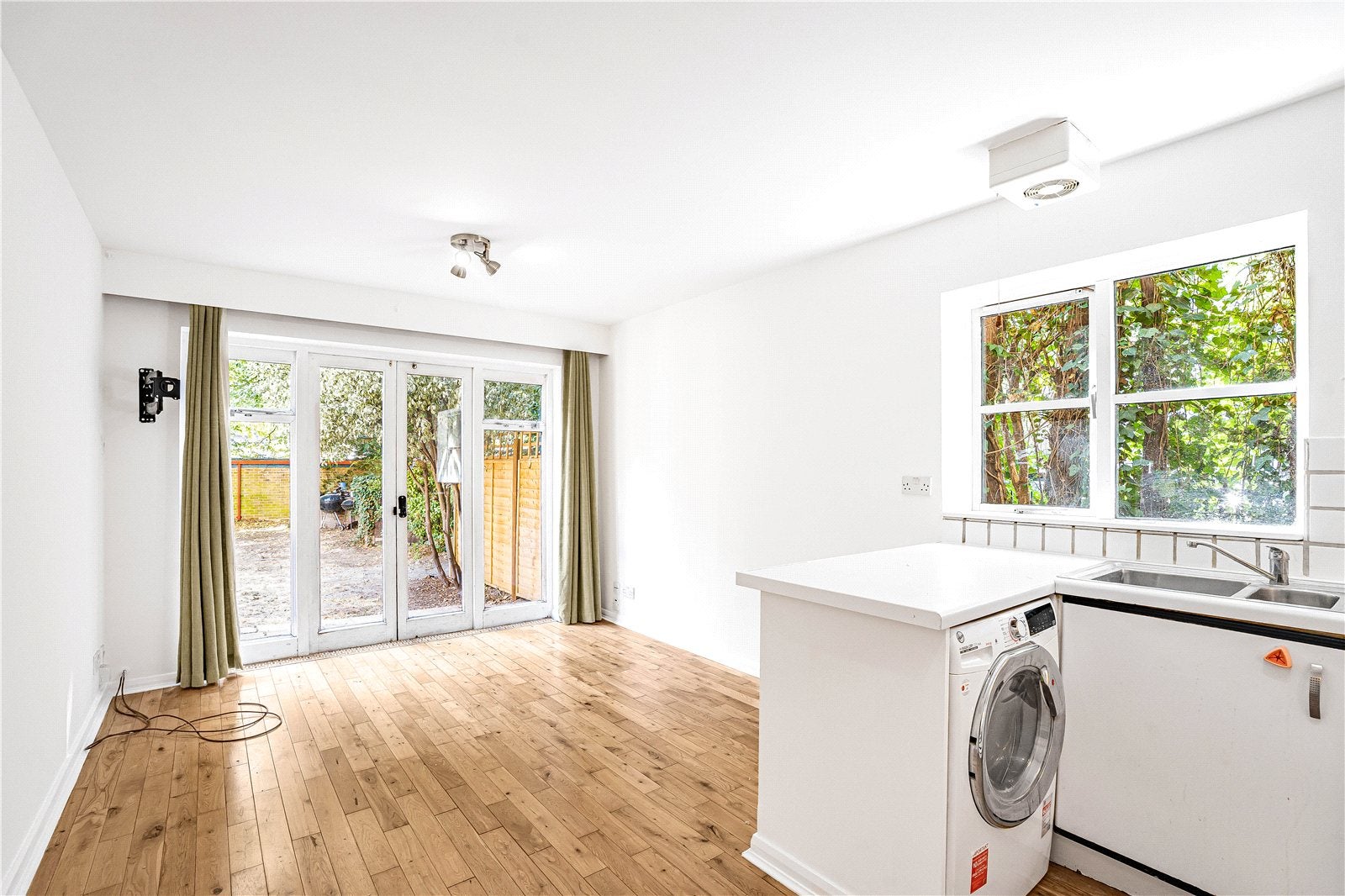 Flat Heathview Court in Greater London