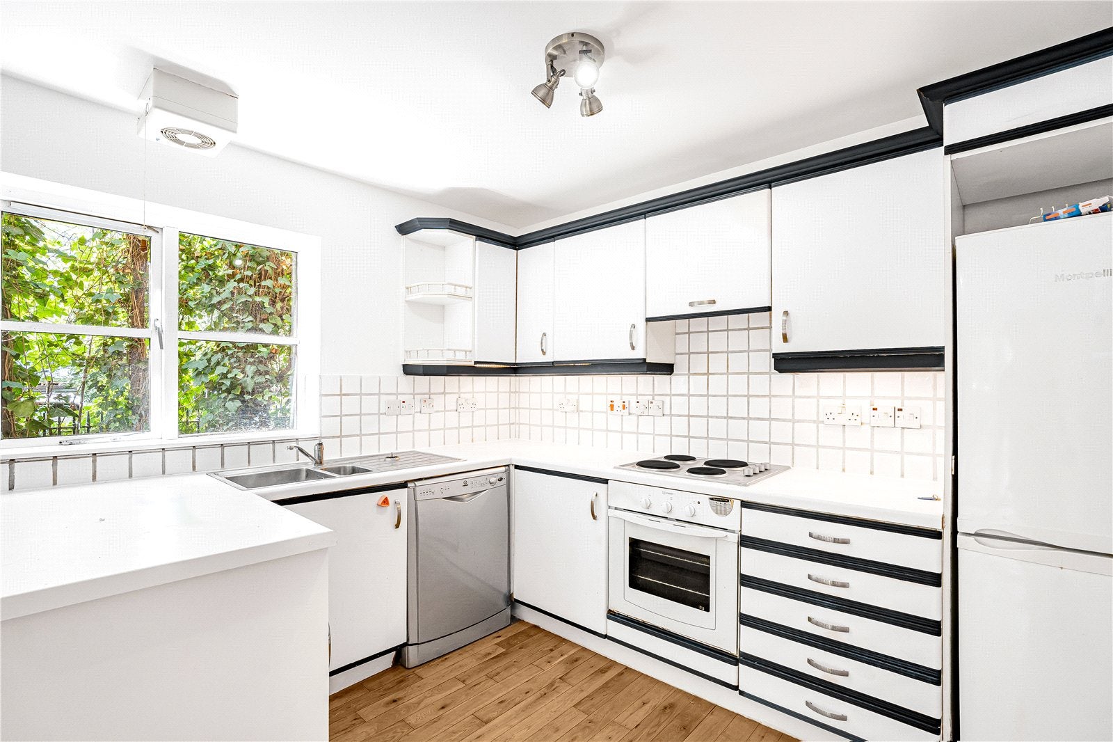 Flat Heathview Court in Greater London