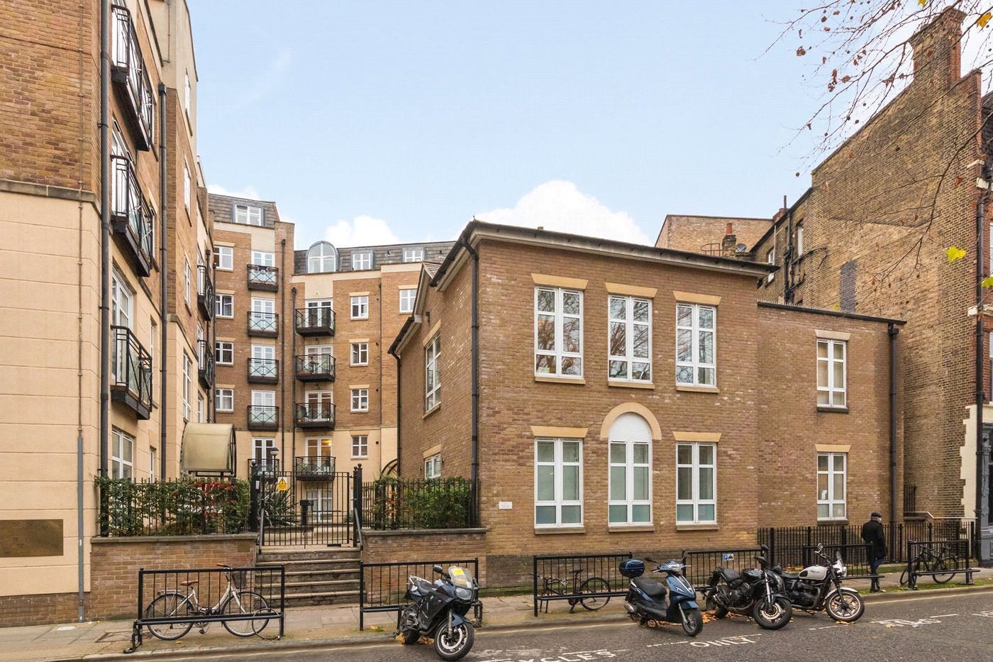 Flat Borough High Street in Greater London