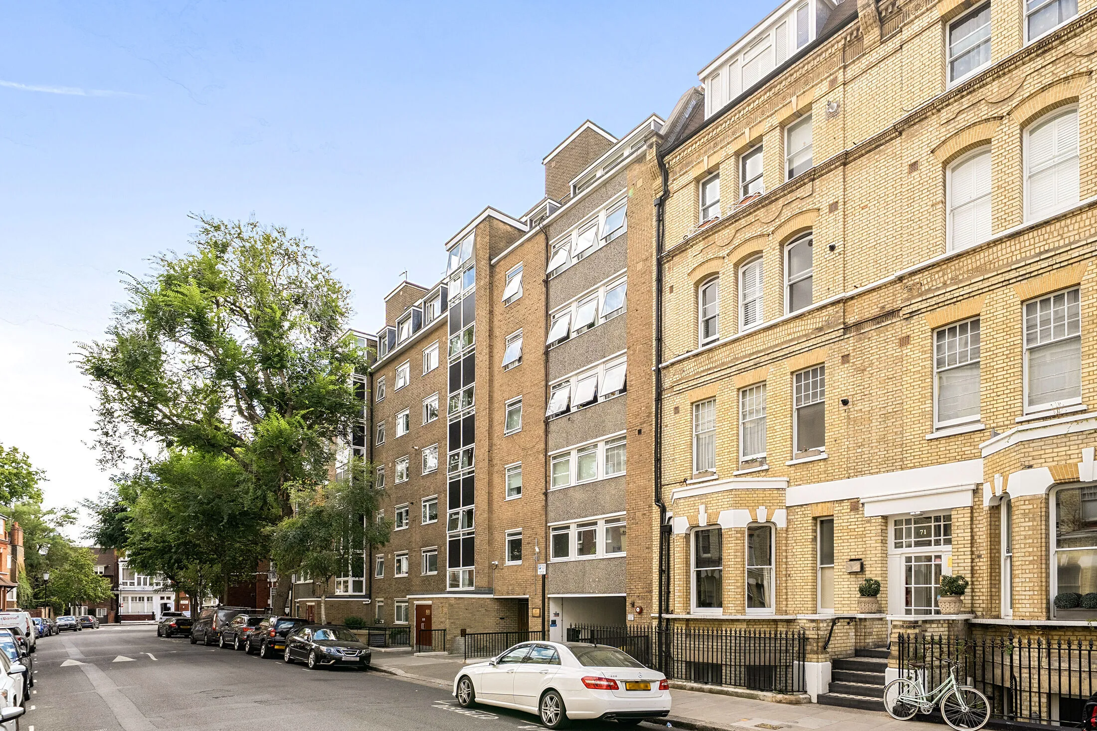 Flat Elm Park Gardens in Greater London