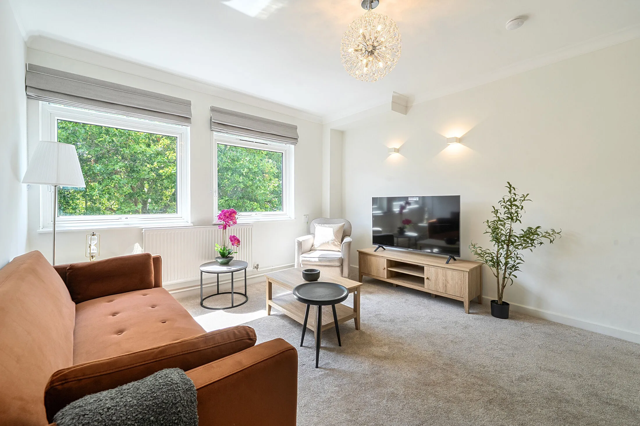 Flat Elm Park Gardens in Greater London