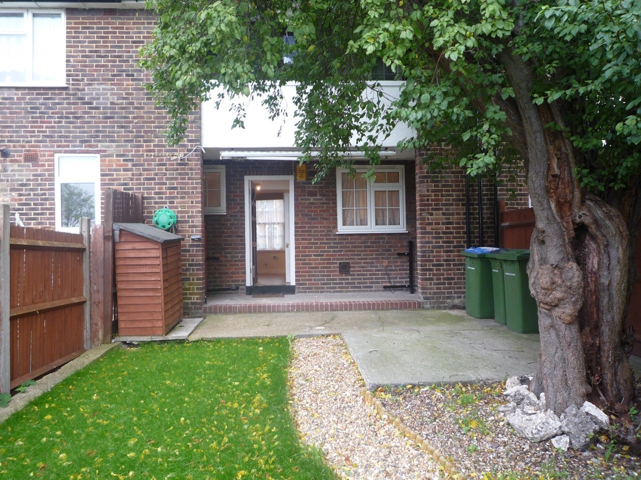 Flat Prince Henry Road in Greater London