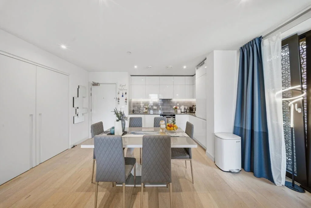 Flat Clipper Street in Greater London