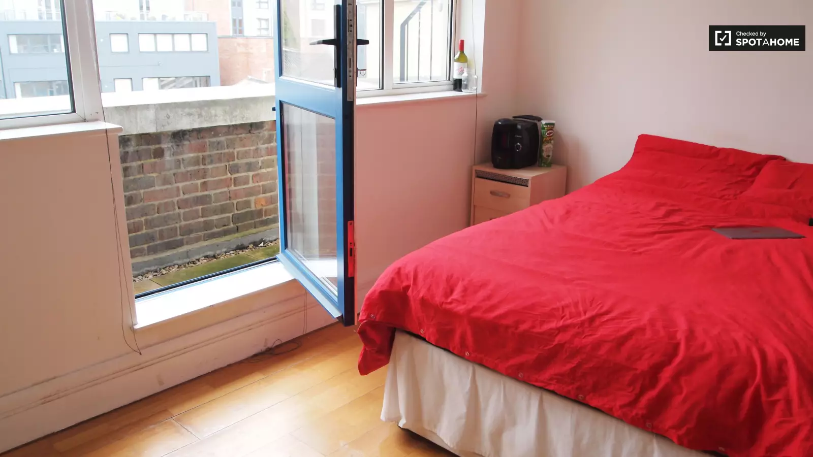 Flat Spa Road in Greater London