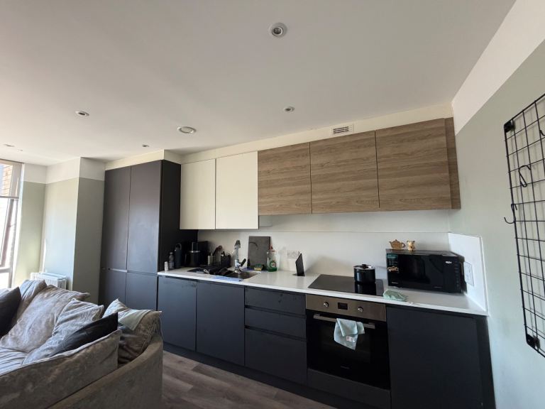 Flat Dingwall Road in Greater London