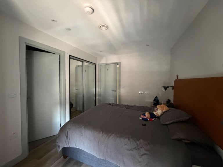 Flat Dingwall Road in Greater London