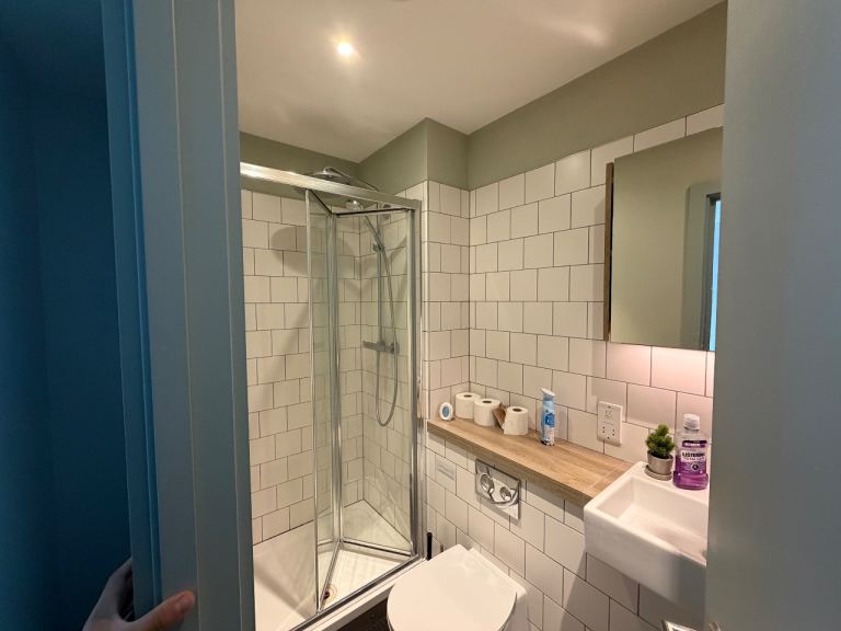 Flat Dingwall Road in Greater London