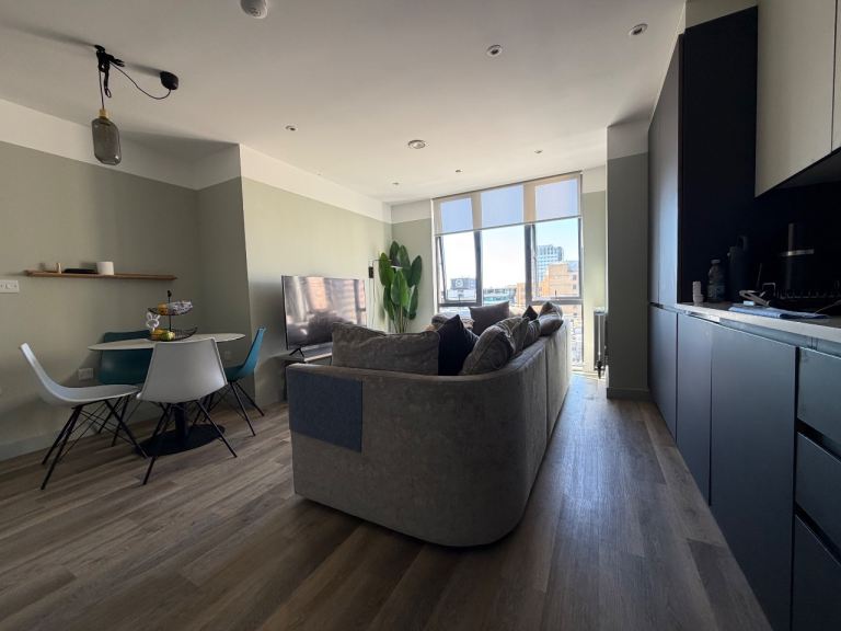 Flat Dingwall Road in Greater London