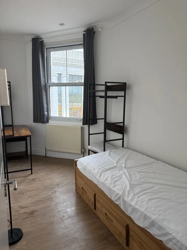 Room Halford Road in Greater London