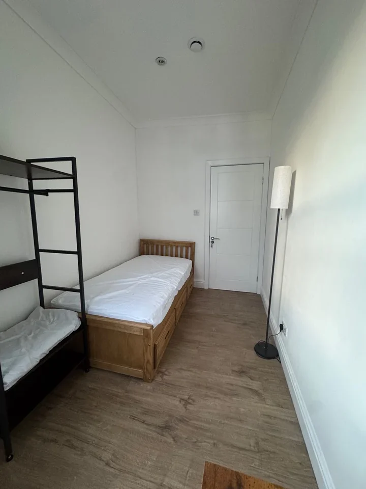 Room Halford Road in Greater London