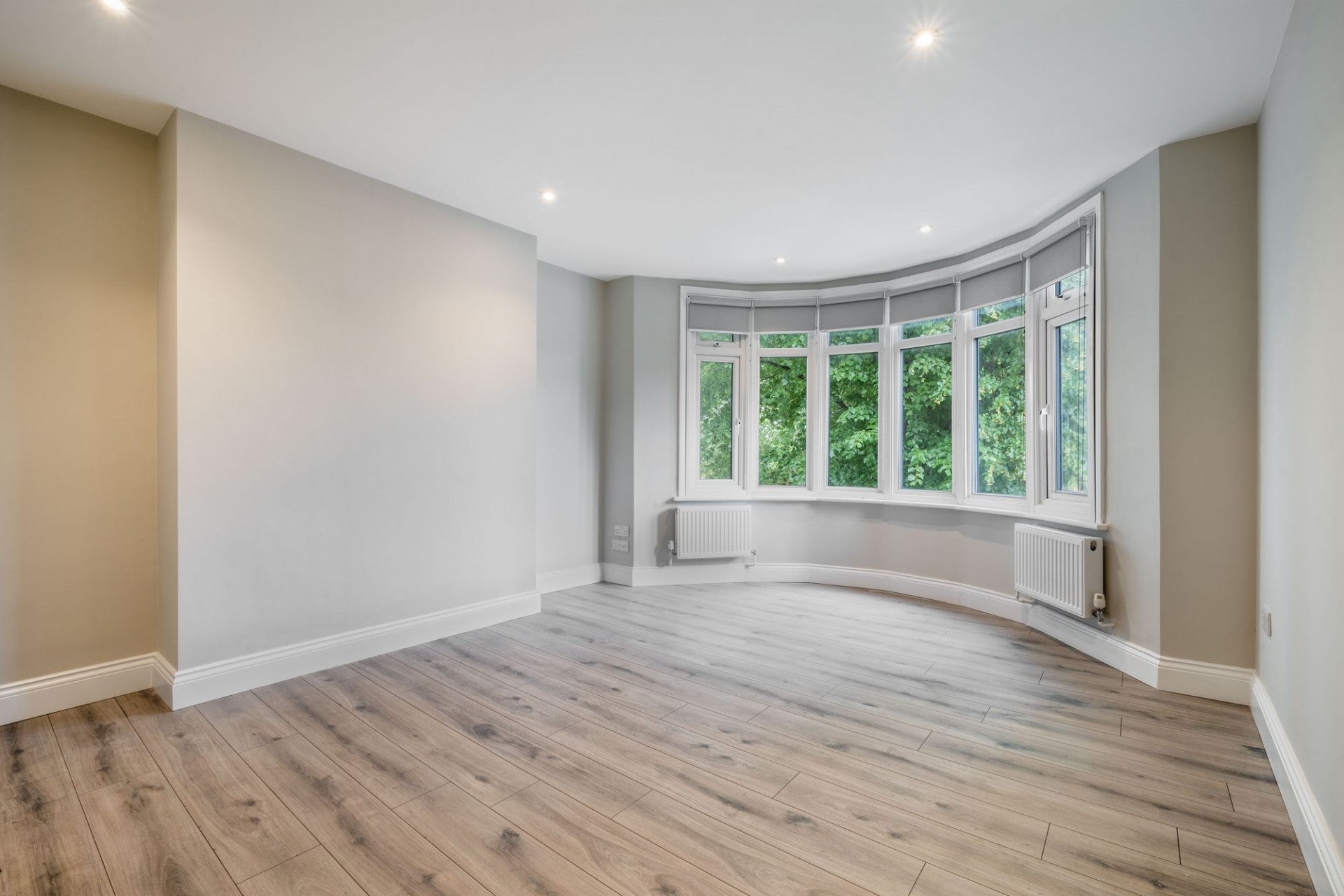 Flat Kings Avenue in Greater London