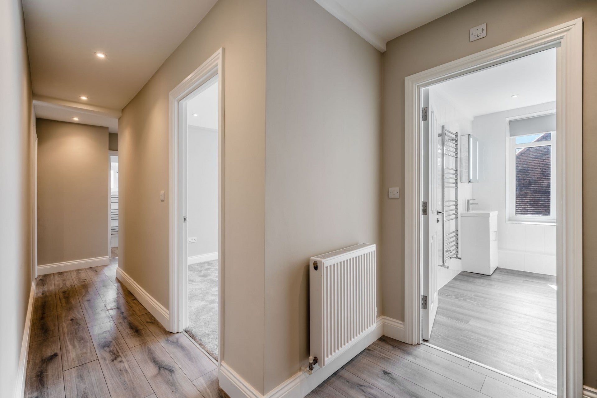 Flat Kings Avenue in Greater London