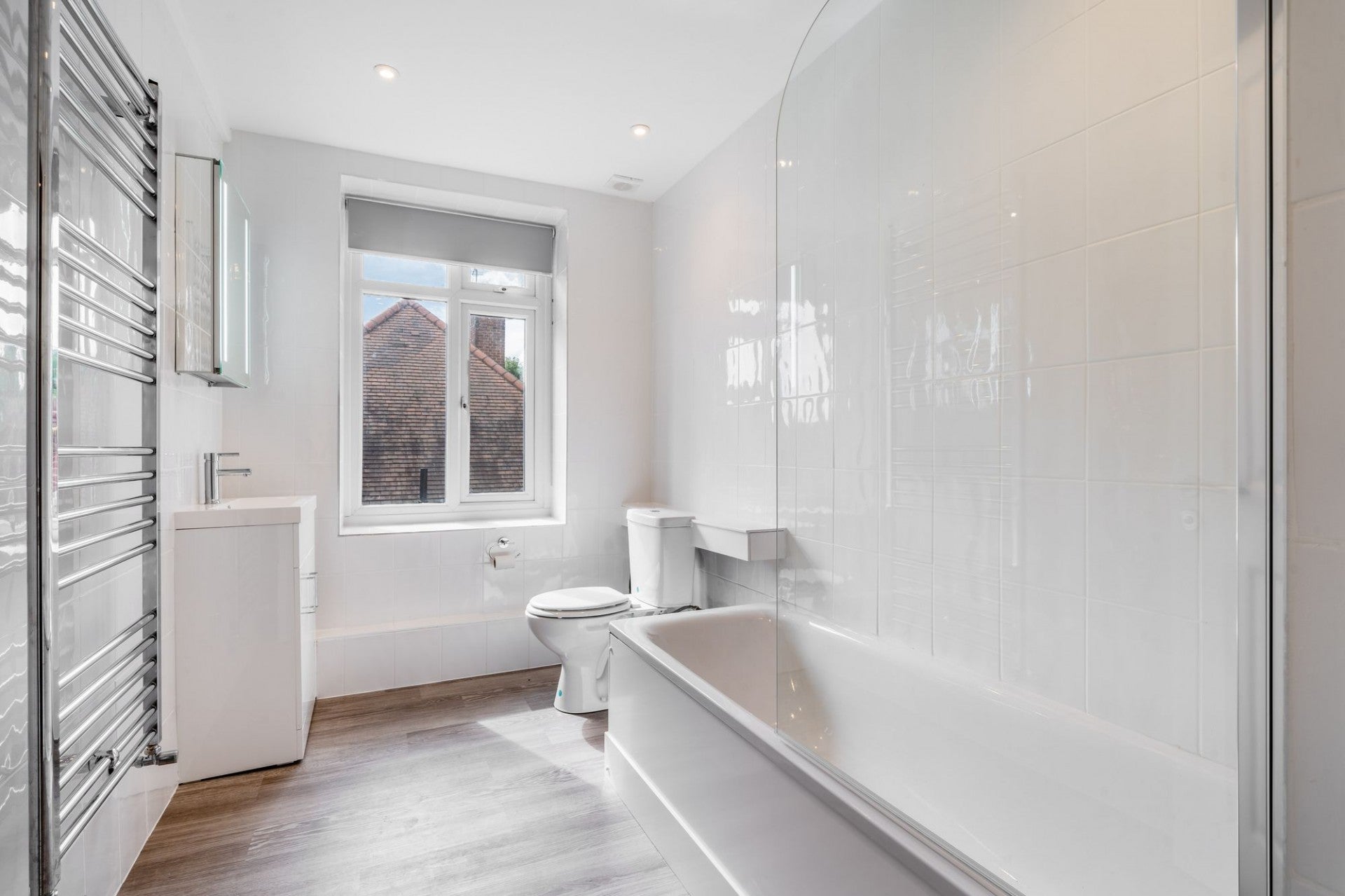 Flat Kings Avenue in Greater London