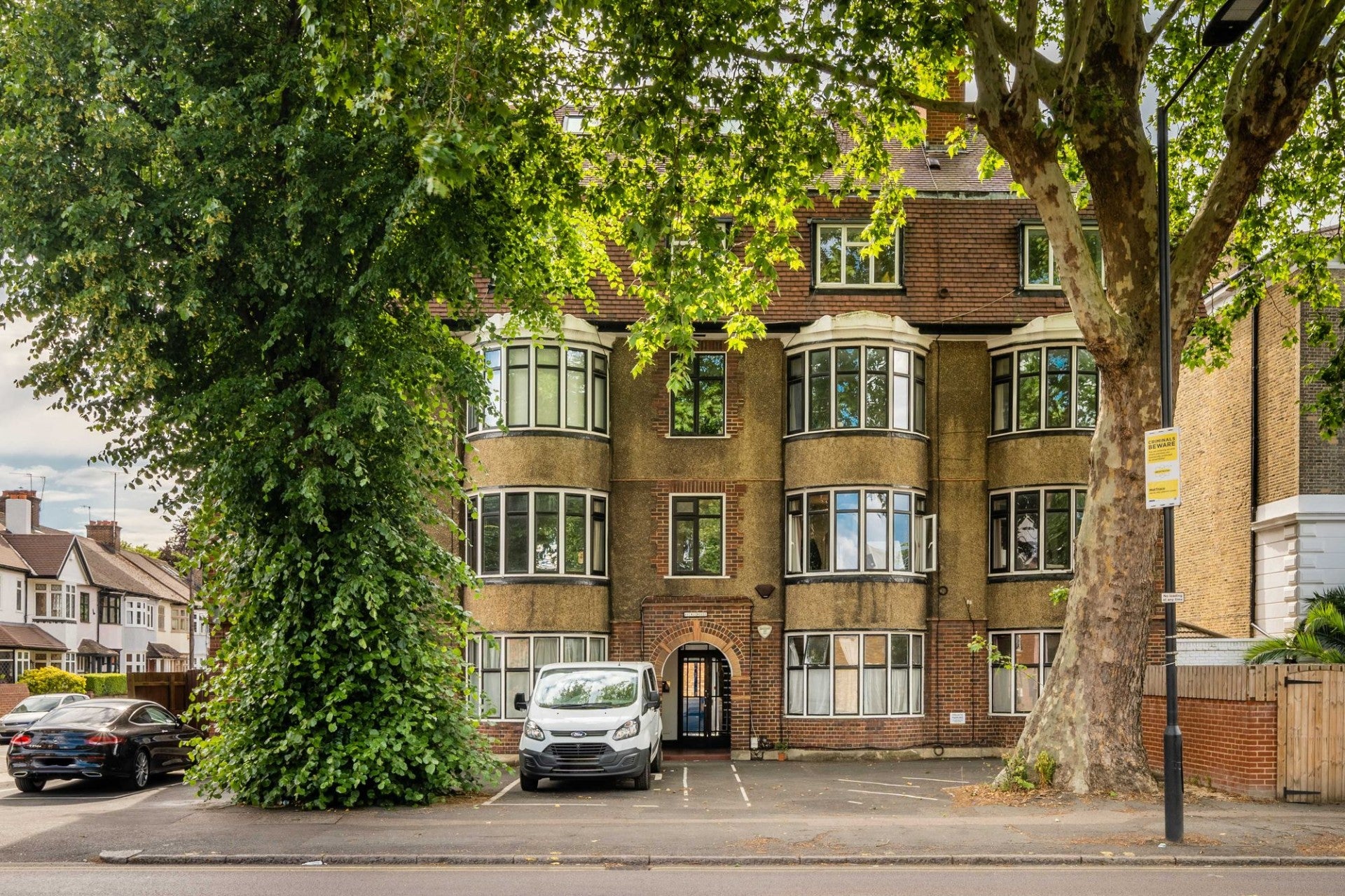 Flat Kings Avenue in Greater London