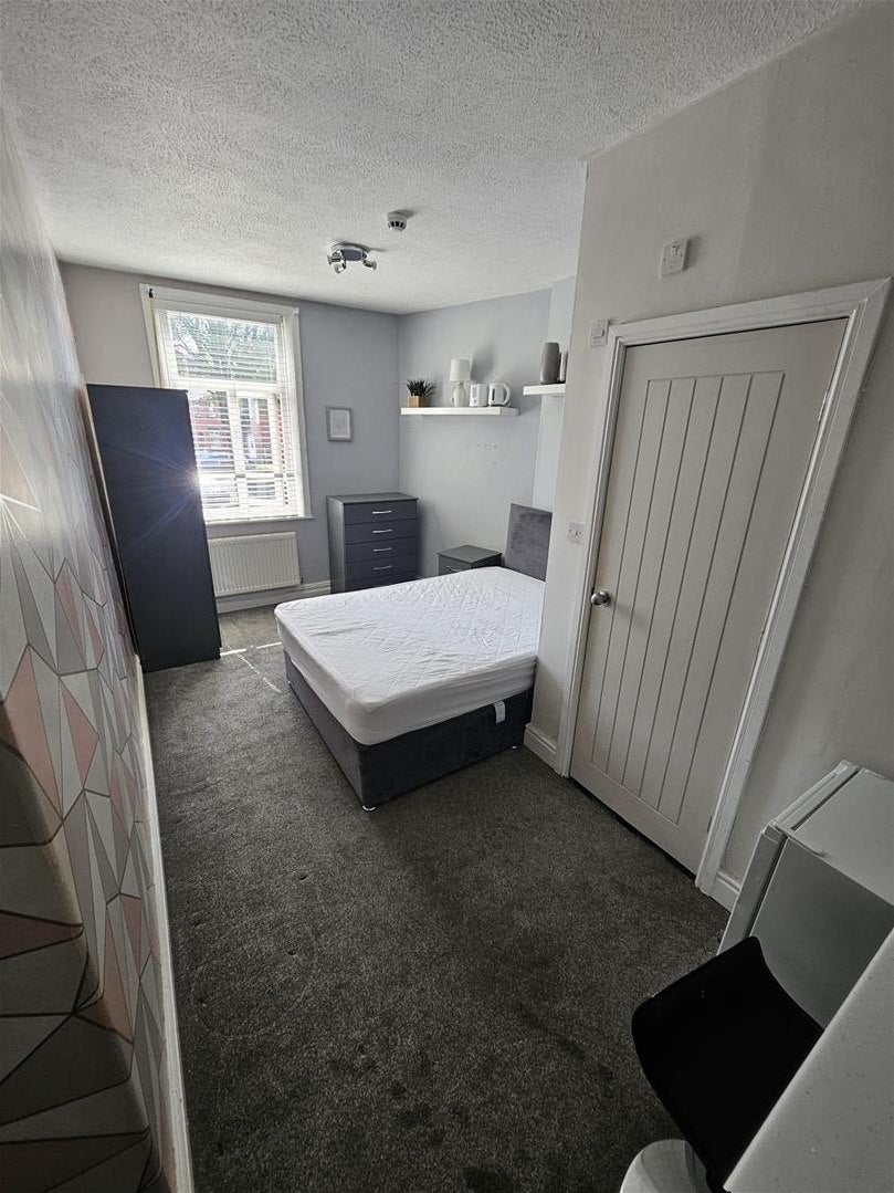 Room Fern Street in Farnworth