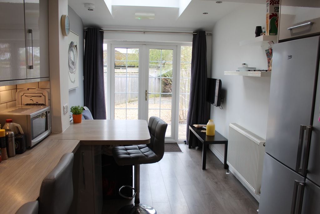 Room Collingwood Avenue in South Oxfordshire