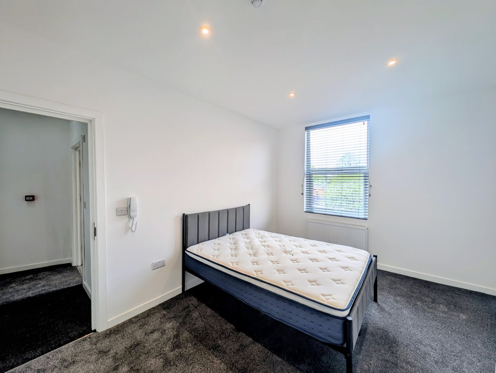 Room Burlington Road in Leeds
